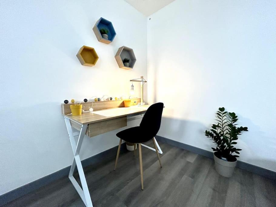 Cote Cour - Appartement En Plein Centre-Ville & Proche Des Thermes Rochefort  Exterior foto