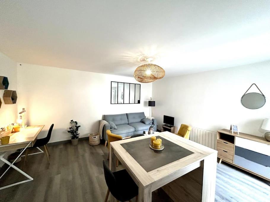 Cote Cour - Appartement En Plein Centre-Ville & Proche Des Thermes Rochefort  Exterior foto